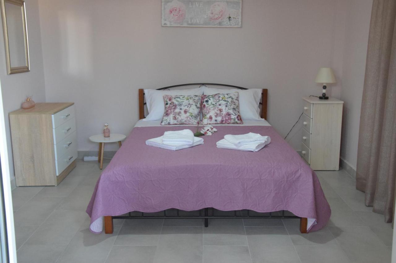 Home, Agia Triada